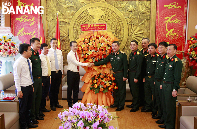 Bí thư Thành ủy Nguyễn Văn Quảng tặng hoa chúc mừng tập thể cán bộ, chiến sĩ Cục II - Tổng cục III (Bộ Quốc phòng). Ảnh: X.D