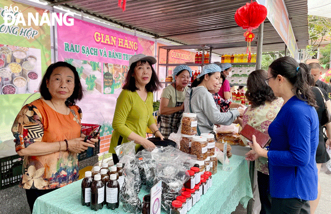 In response to the ‘Vietnamese people prioritize using Vietnamese goods’ campaign  a Vietnamese goods fair featuring cashless payments in 2023 took place in Nam Duong Ward, Hai Chau District, attracting a large number of local consumers. Photo: N. QUANG