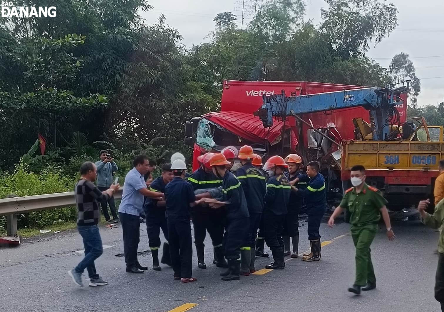 Lực lượng Cảnh sát phòng cháy, chữa cháy và cứu nạn, cứu hộ (Công an quận Liên Chiêu) đưa tài xế bị mắc kẹt trong cabin xe ra ngoài. Ảnh: L.H 