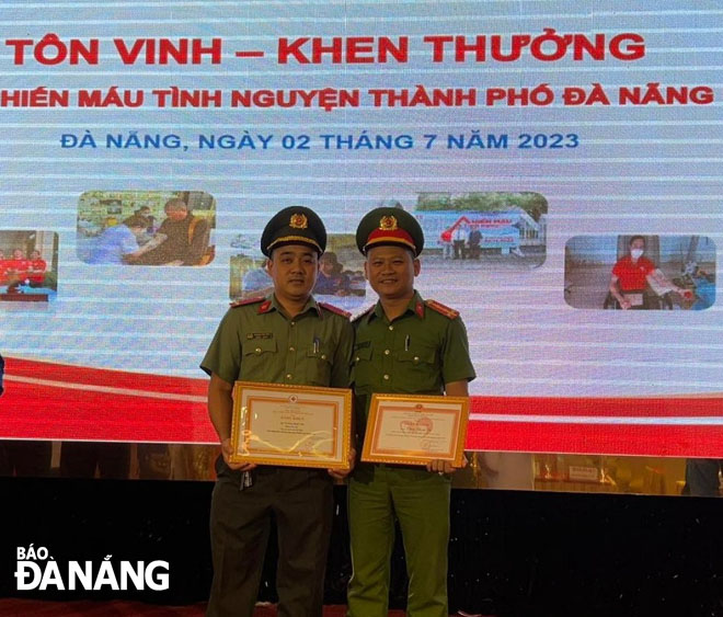 Lieutenant Truong Dinh Viet ( left) receiving a Certificate of appreciation at the 2023 Voluntary blood donation appreciation ceremony.