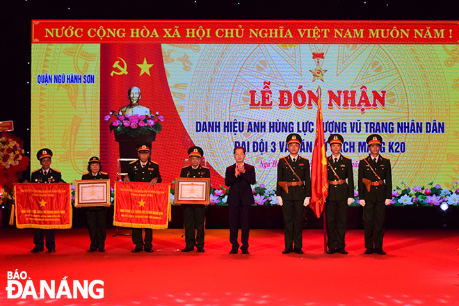 Authorised by the State President Vo Van Thuong, Da Nang Party Committee Secretary Nguyen Van Quang (4th, right) awarding the titles of Hero of the People's Armed Forces to Company 3, Zone III Hoa Vang, and K20 Revolutionary Base. Photo: P.N