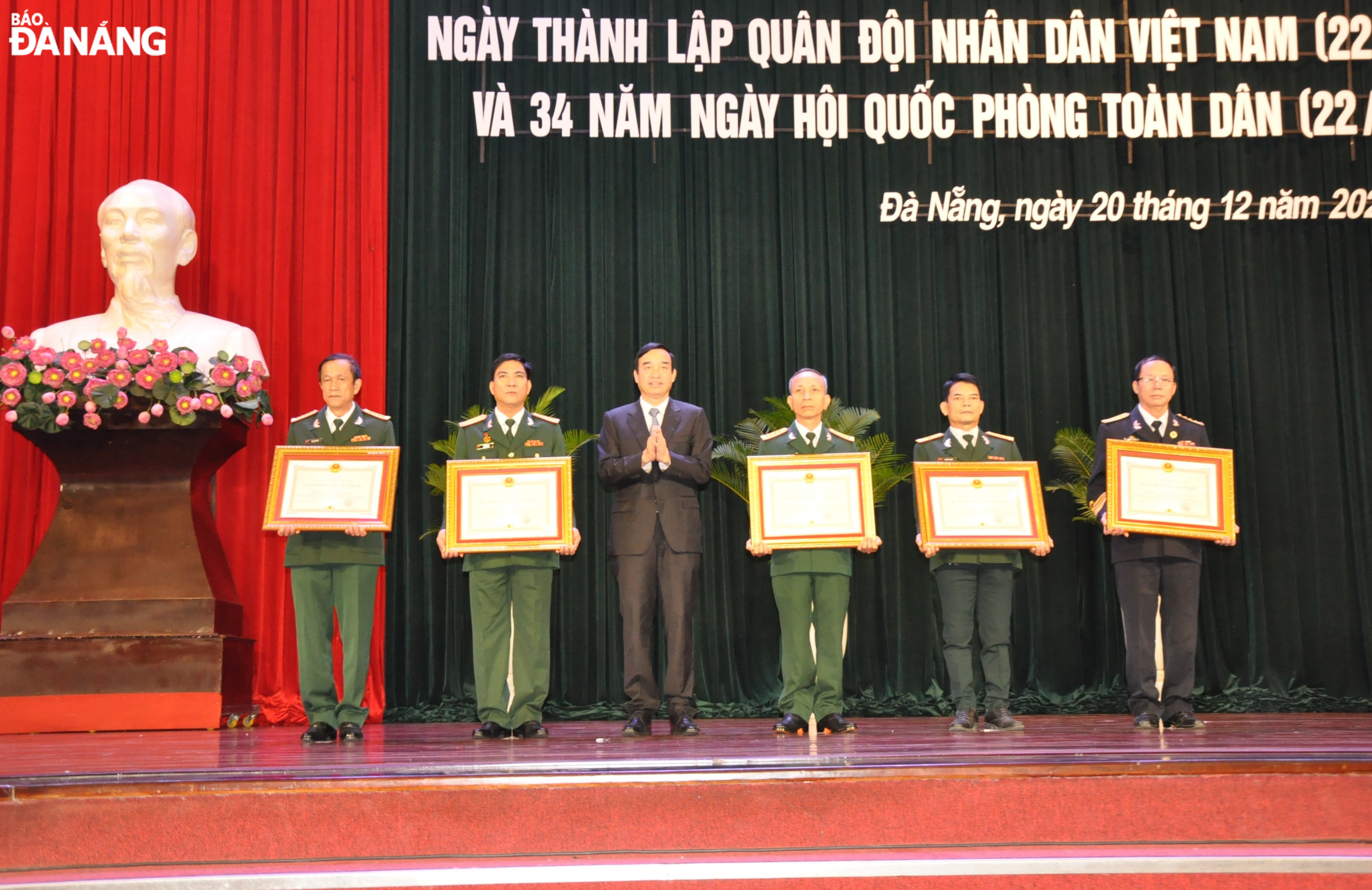 Under the authorization of the State President, Chairman of the Da Nang People's Committee Le Trung Chinh (3rd, left) awarding the Second and Third-Class Fatherland Defence Medals to outstanding individuals. Photo: LE HUNG