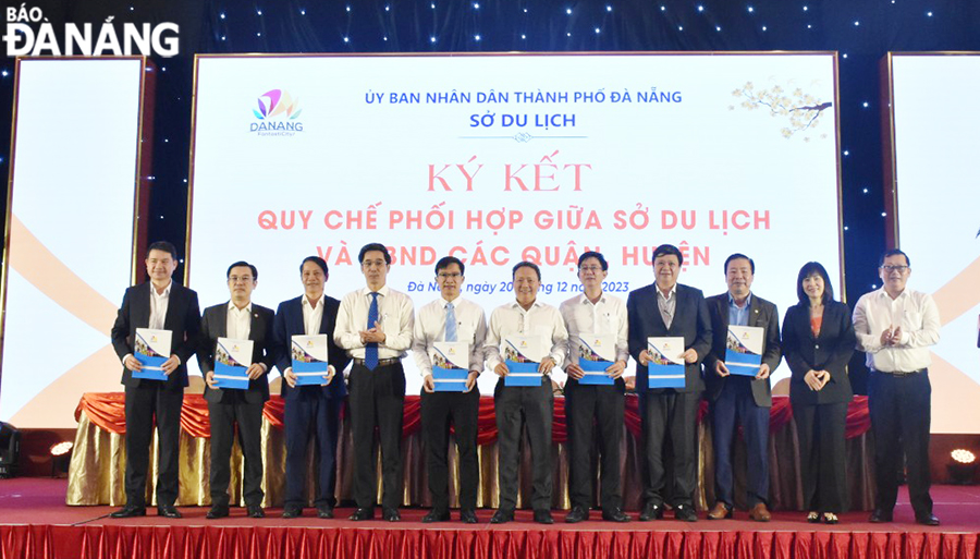 Phó Chủ tịch UBND thành phố Trần Chí Cường chứng kiến đại diện Sở Du lịch ký kết quy chế phối hợp với các UBND quận, huyện. Ảnh: THU HÀ