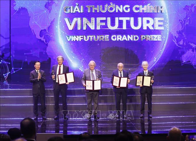 Chủ tịch nước Võ Văn Thưởng trao giải thưởng chính VinFuture 2023 cho các nhà khoa học. Ảnh: Thống Nhất/TTXVN