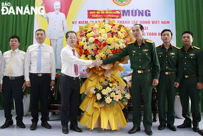 Da Nang Party Committee Secretary Nguyen Van Quang (3rd from left) giving flowers to congratulate Infantry Regiment 971. Photo: X.D