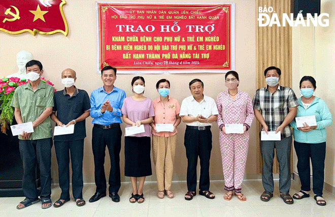 Caption: Mr. Huynh Van Hoa (fourth, from the right), the chairman of the Da Nang Association for the Protection of Poor and Disadvantaged Women and Children handing financial aid to fund medical checkups and treatment for poor women children with life-threatening illness in Lien Chieu District. 