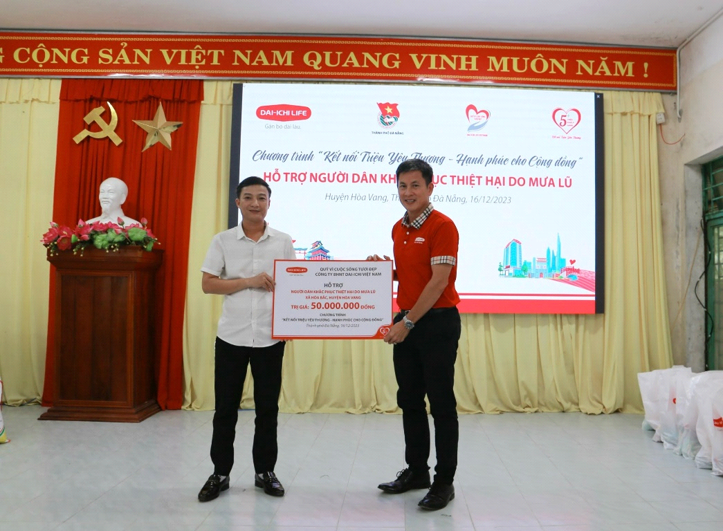 Ông Đoàn Xuân Việt (bên phải), Giám đốc Phát triển kinh doanh miền Trung của Dai-ichi Life VN trao biểu trưng số tiền tài trợ cho ông Hồ Phú Thanh, Phó Chủ tịch UBND xã Hòa Bắc (huyện Hòa Vang). Ảnh: TRỌNG HÙNG