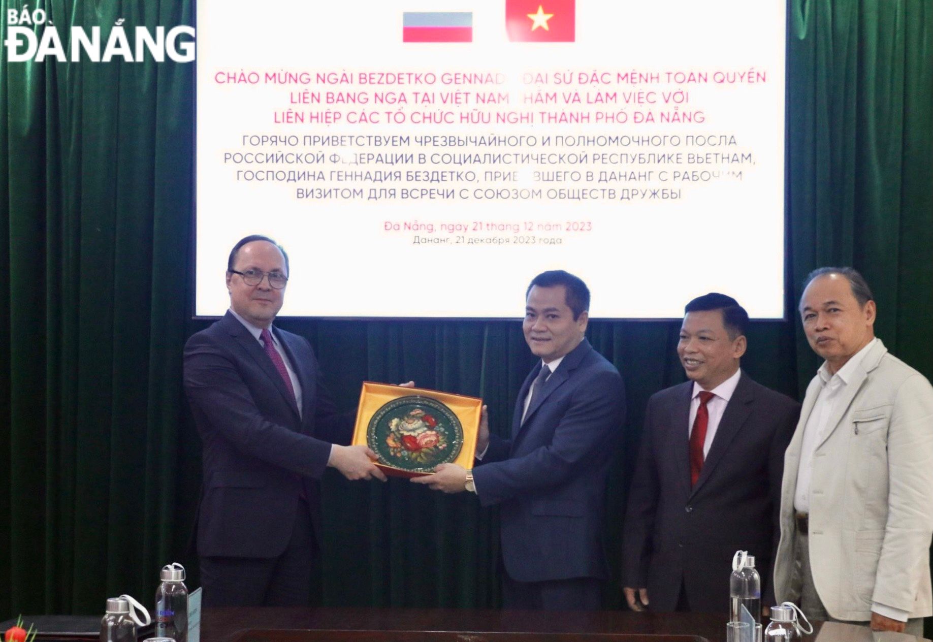 Russian Ambassador to Viet Nam Bezdetko Gennady Stepanovich (left) presenting a souvenir to Chairman of the Da Nang Union of Friendship Organisations Nguyen Ngoc Binh (3rd from right). Photo: T.P