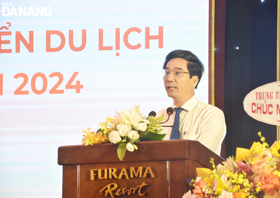 Vice Chairman of the Da Nang People's Committee Tran Chi Cuong recognises and appreciates the efforts made by the tourism industry in 2023. Photo: THU HA