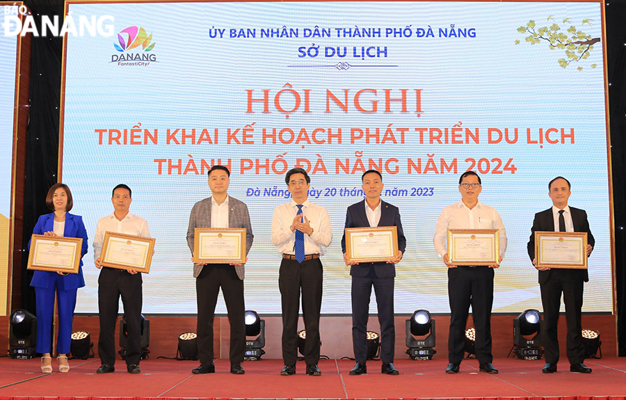  Vice Chairman of the Da Nang People's Committee Tran Chi Cuong (middle) awards Certificates of Merit from the Chairman of the Da Nang People's Committee to individuals and groups for their outstanding achievements. Photo: THU HA