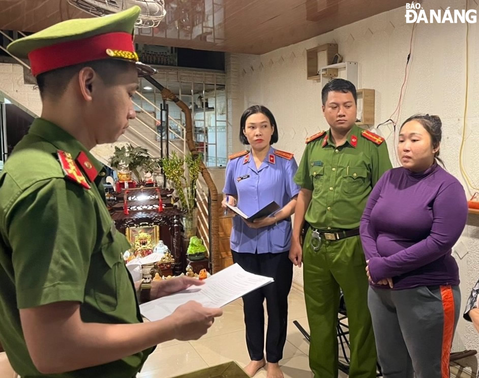 Cơ quan Cảnh sát điều tra (Công an thành phố) tống đạt các quyết định đối với Bùi Thị Thu Nguyệt (ngoài cùng bên phải). Ảnh: L.H