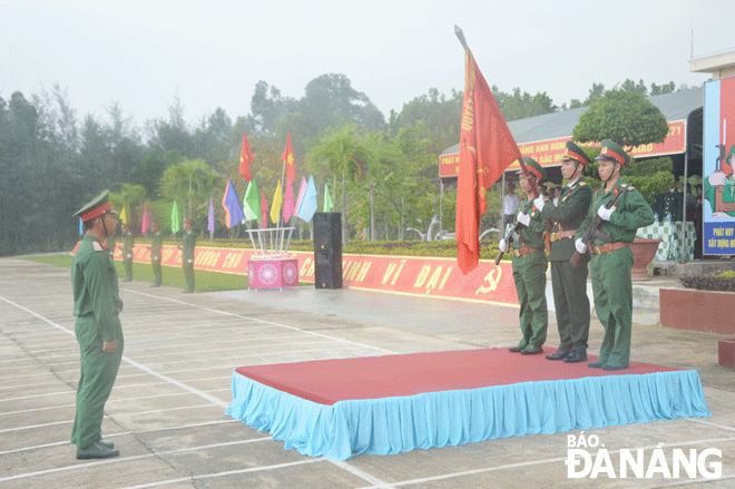 Chiến sĩ mới Trung đoàn 971 (Bộ Chỉ huy Quân sự thành phố) vinh dự đọc 10 lời thề quân nhân trước hàng quân trong lễ tuyên thệ chiến sĩ mới. Ảnh: H.H