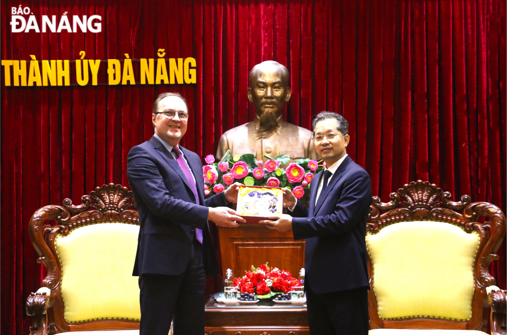 Secretary of Da Nang's Party Committee Nguyen Van Quang (right) presenting a gift to Russian Ambassador to Viet Nam Bezdetko Gennady Stepanovich 