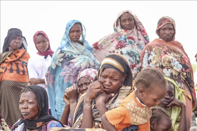 Người dân Sudan rời bỏ nhà cửa đi lánh nạn tại Koufroun, CH Chad. Ảnh: AFP/TTXVN