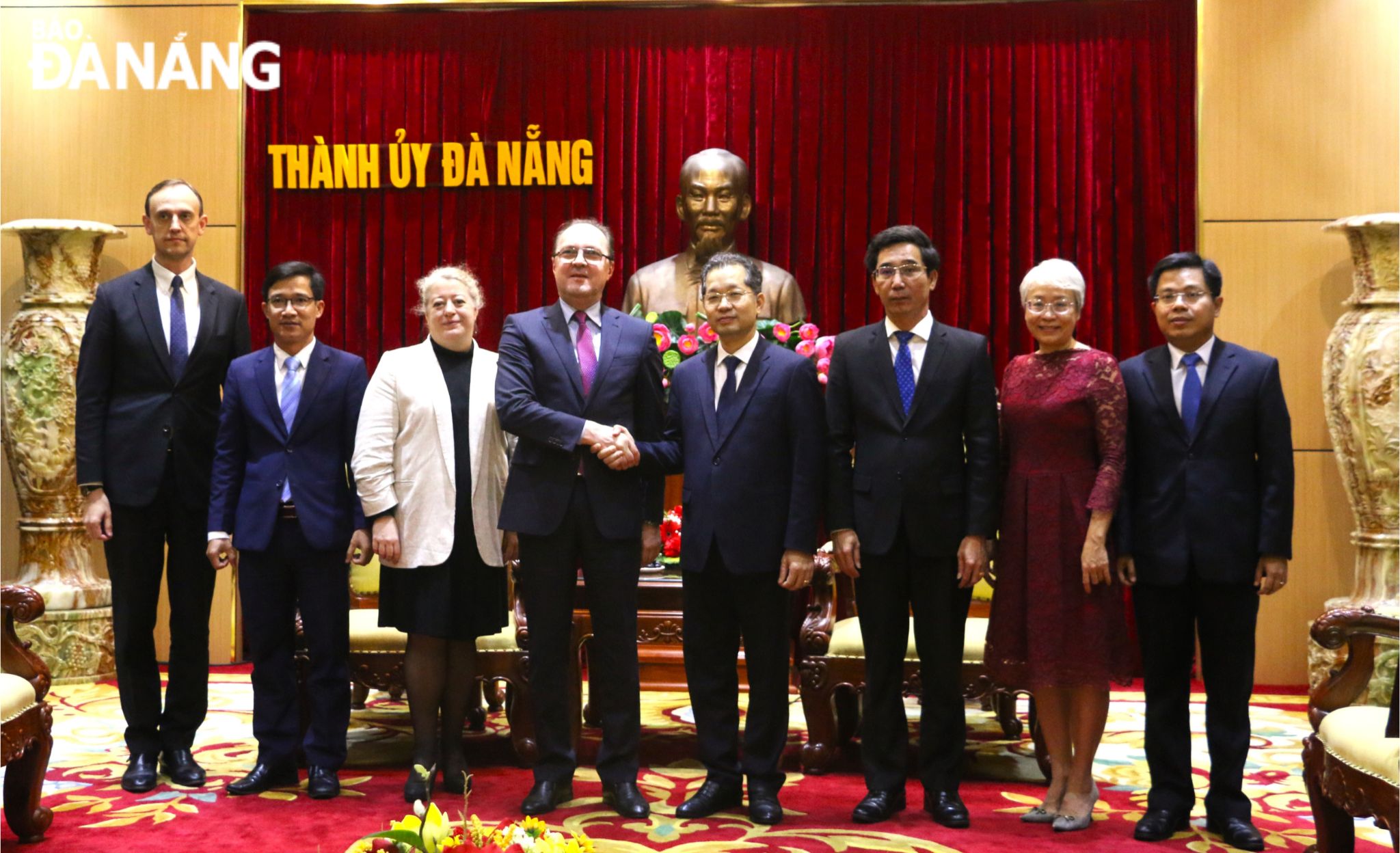 Representatives from Da Nang leaders and a delegation of Russia posing for a group photo