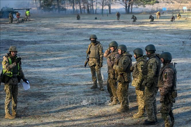 Binh sĩ Ukraine tham gia buổi huấn luyện ở ngoại ô Kiev ngày 21/11. Ảnh: AFP/TTXVN