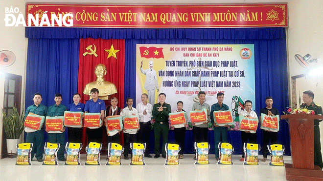 Bộ Chỉ huy Quân sự thành phố tuyên truyền pháp luật và tặng quà cho đồng bào xã Hòa Bắc (huyện Hòa  Vang) nhân ngày pháp luật Việt Nam 9-11-2023.  Ảnh: C.T	