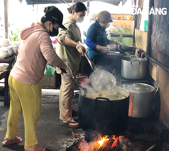 Khách đến quán bún lò củi (đường Phan Huy Chú, phường An Hải Tây, quận Sơn Trà) không chỉ để ăn mà còn để … nhớ. Ảnh: L.K