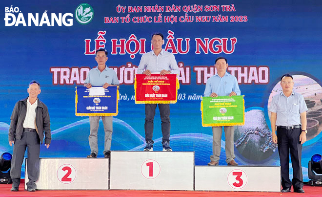 Anh Nguyễn Thanh Trí, cán bộ mảng văn hóa - thông tin phường Nại Hiên Đông (giữa) nhận giải Nhất toàn đoàn Giải thi đấu thể thao tại Lễ hội cầu ngư quận Sơn Trà 2023. Ảnh: T.Y