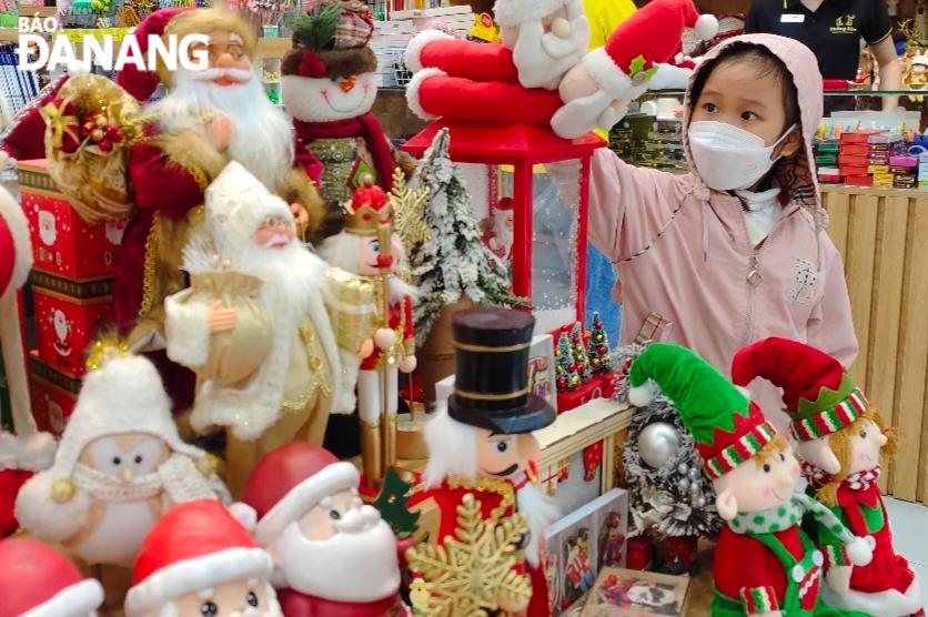 Decorative and fashion products that follow Christmas trends attract many children. Photo: CHIEN THANG