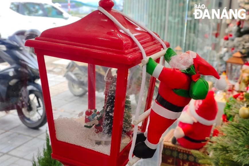 Decorative and fashion products that follow Christmas trends attract many children. Photo: CHIEN THANG