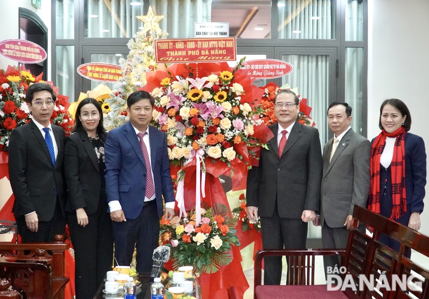 Phó Bí thư Thường trực Thành ủy Lương Nguyễn Minh Triết (thứ 3, trái sang) cùng các lãnh đạo thành phố đến thăm, tặng hoa chúc mừng tại Ban Đại diện Hội thánh Tin lành thành phố Ảnh: N.QUANG