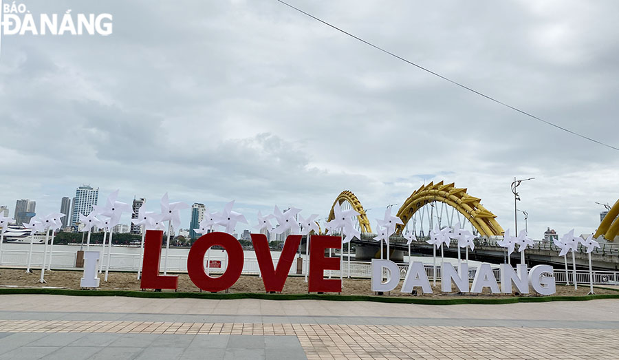 Mô hình chong chong I Love Da Nang được lắp đặt tại vị trí khuôn viên phía đuôi cầu Rồng để phục vụ người dân và du khách trong dịp năm mới. Ảnh: N.H