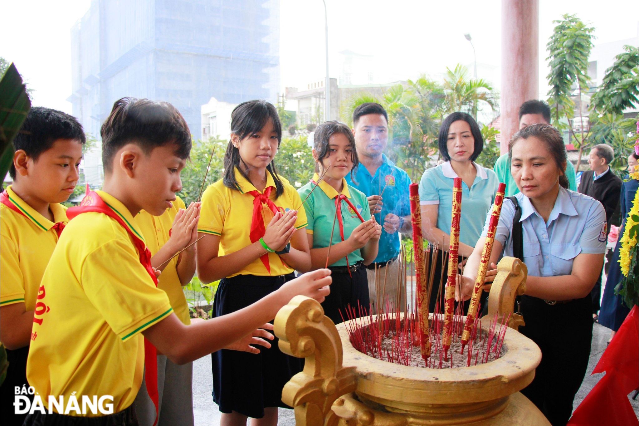 Teachers and children at the Da Nang Children's Palace offered incense at the collective grave of 45 Man Quang pupils in Hoa Quy Ward, Ngu Hanh Son District. Photo: X.D