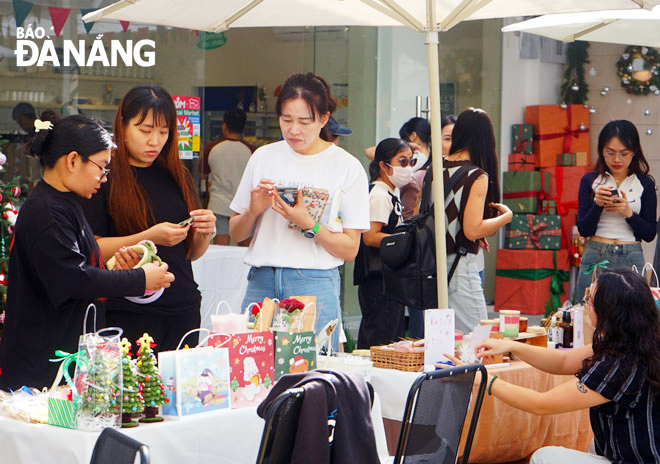 Xôm Local Market thu hút đông đảo du khách trong và ngoài nước. Ảnh: LÂM VIÊN