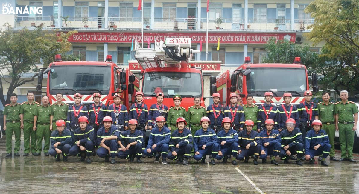 Members of the Special Fire Fighting and Rescue Team 