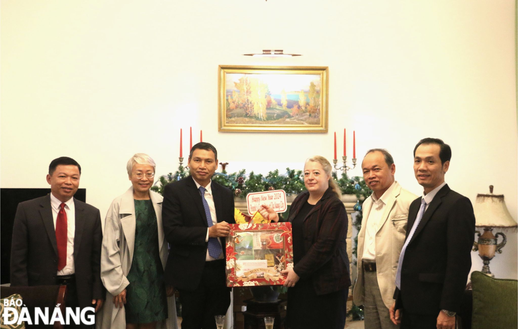 Vice Chairman of the Da Nang People's Committee Ho Ky Minh (3rd, from left) presenting a New Year's gift to Mrs. Mizonova Maria Georgievna, the Russian Consul General in Da Nang (3rd, from right). Photo: T.PHUONG