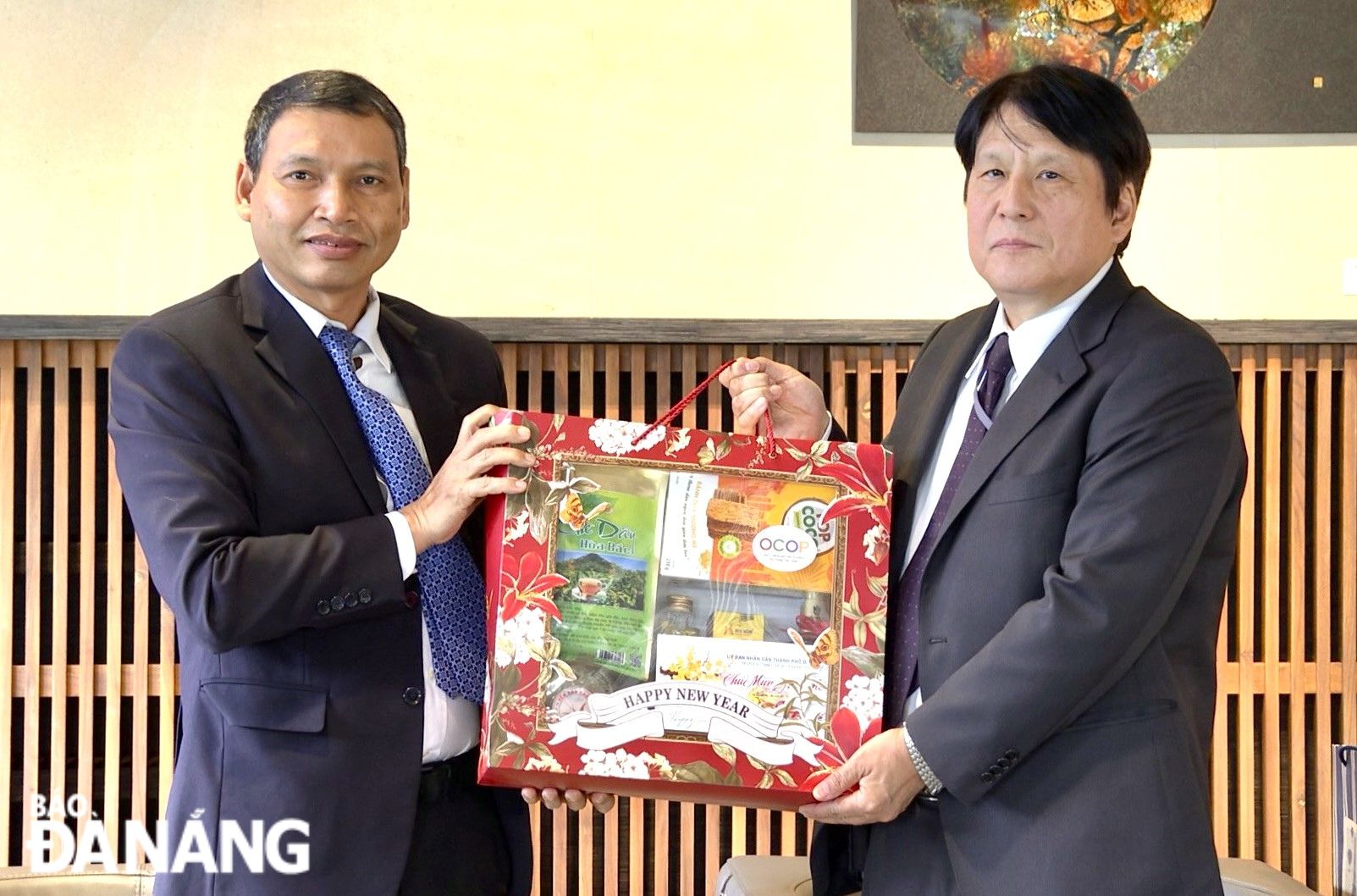 Vice Chairman of the Da Nang People's Committee Ho Ky Minh (left) presenting a New Year's gift to Consul-General of Japan in Da Nang Yakabe Yoshinori. Photo: T.PHUONG
