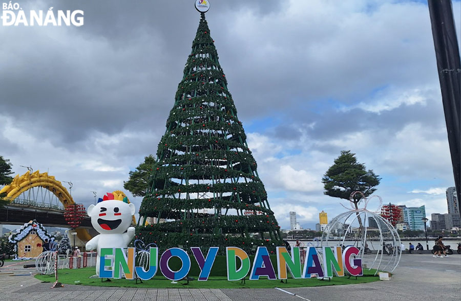 The light pine tree model, and Chatbox icon of the Da Nang tourism industry, are installed at the northern campus of the Dragon Bridge in Son Tra District.
