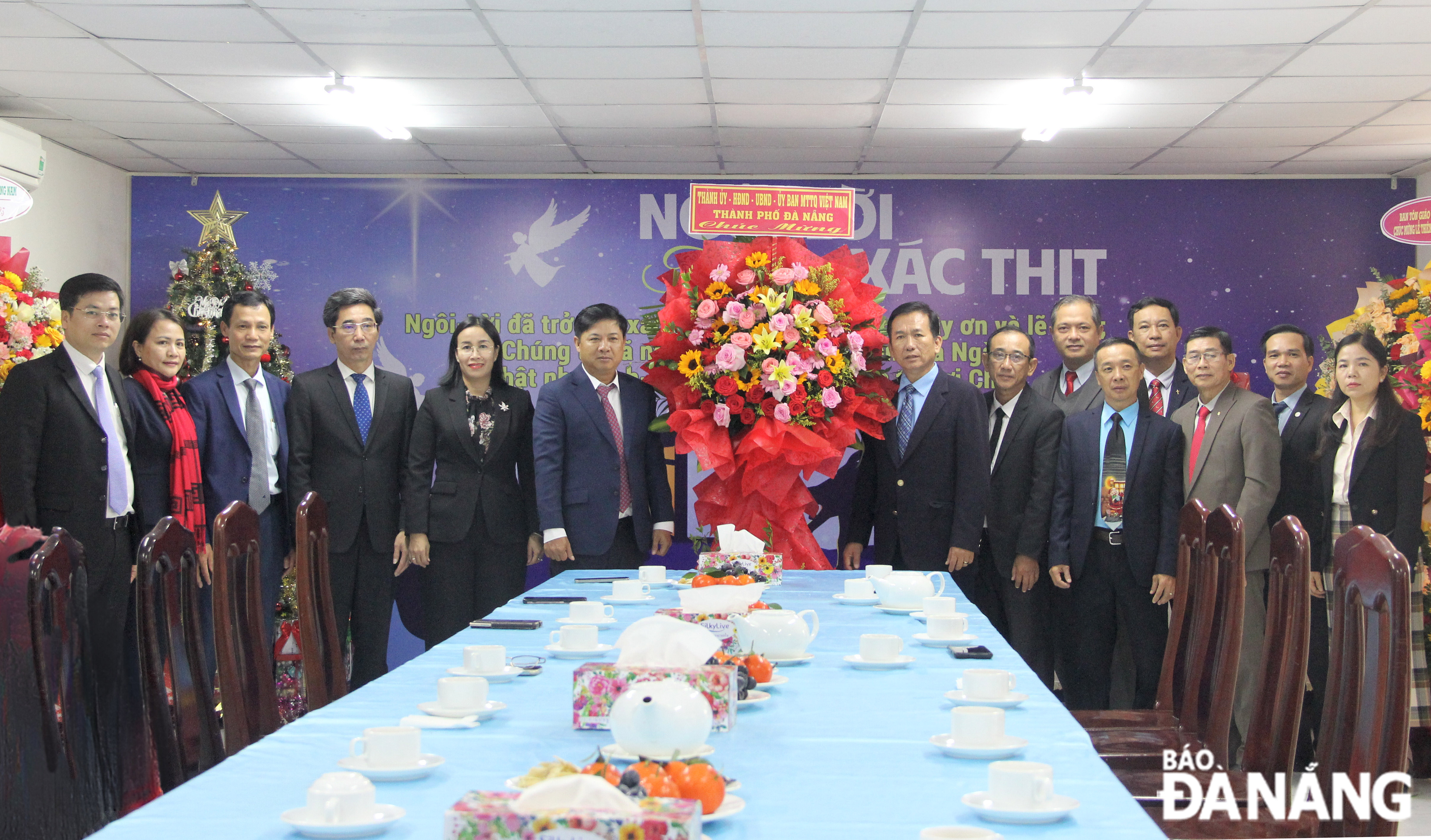 A group of Da Nang leaders, led by municipal Party Committee Deputy Secretary cum People’s Council Chairman Luong Nguyen Minh Triet (6th left), and representatives from the city-based Viet Nam Christian Mission 