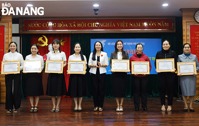  Phó Chủ tịch Hội Liên hiệp Phụ nữ thành phố Nguyễn Thị Huyền (giữa) trao giấy khen cho các tập thể. Ảnh: X.D