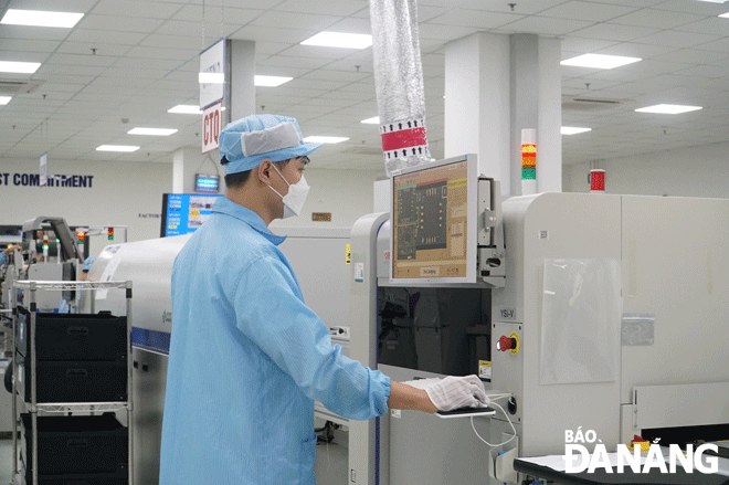 Engineers work at the Trungnam EMS Company, the Hi-tech Park, Hoa Vang District, Da Nang. Photo: M.Q