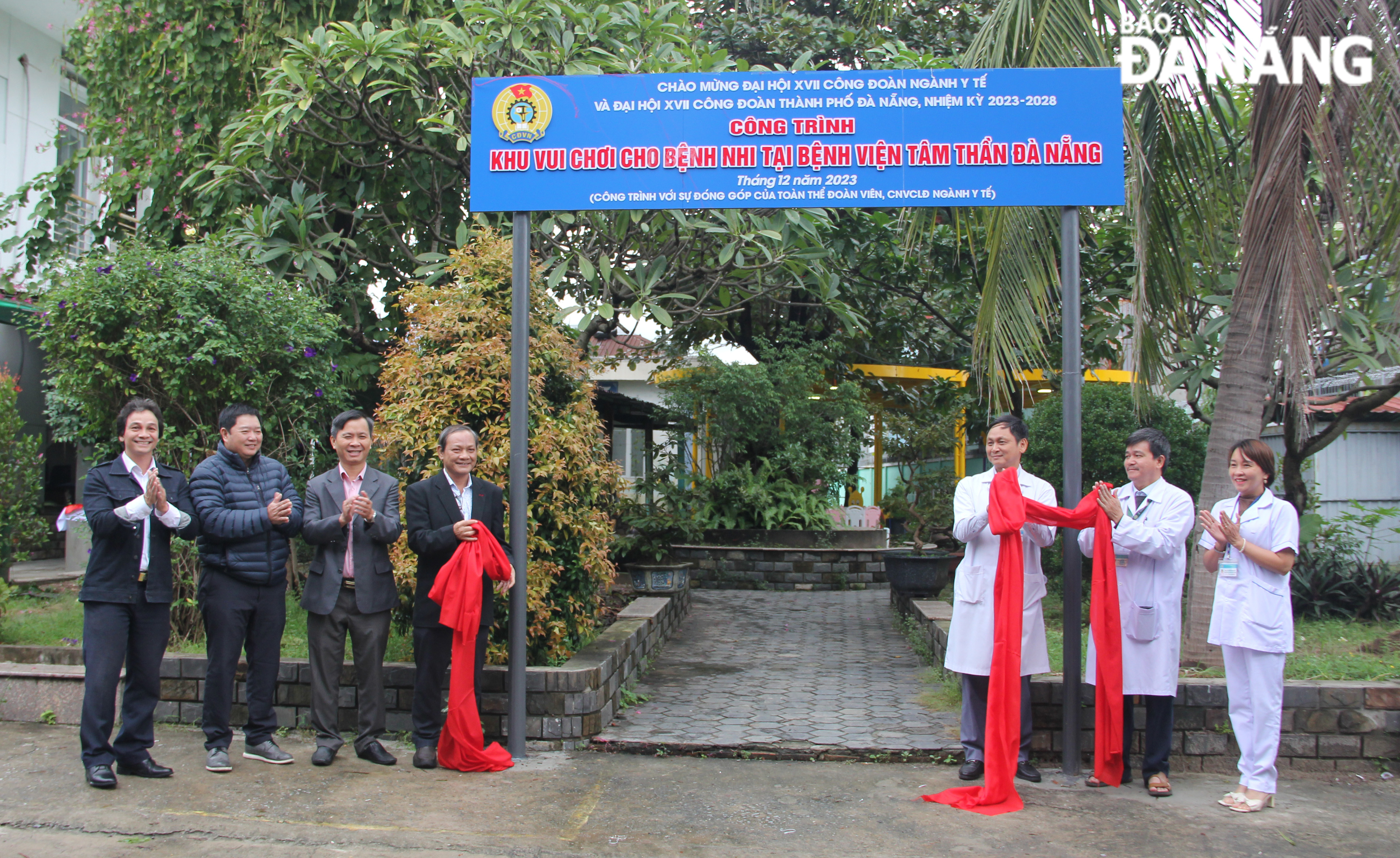 Delegates cutting the ribbon to inaugurate the play area for pediatric patients. Photo: X.H