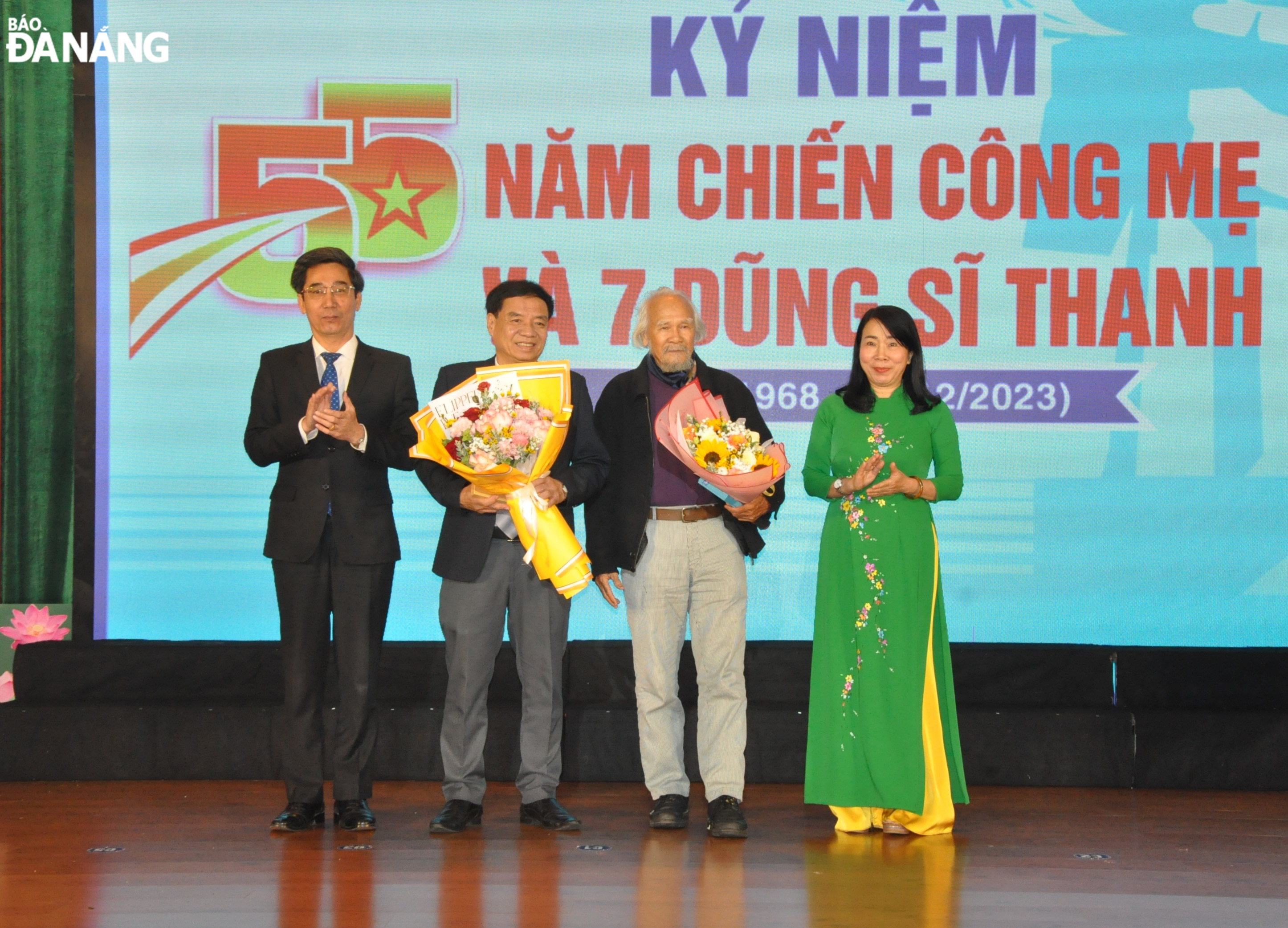 Vice Chairman of the Da Nang People's Committee Tran Chi Cuong (first left) and Deputy Secretary of Thanh Khe District Party Committee Nguyen Thi Minh Nguyet (first right) presenting flowers to the sculptor of Thanh Khe Heroic Mother Statue and the author whose work is chosen as the symbol of Thanh Khe District. Photo: LE HUNG