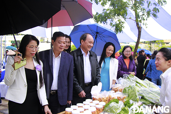 Delegates visiting an agricultural product booth at the countryside market. Photo: X.D