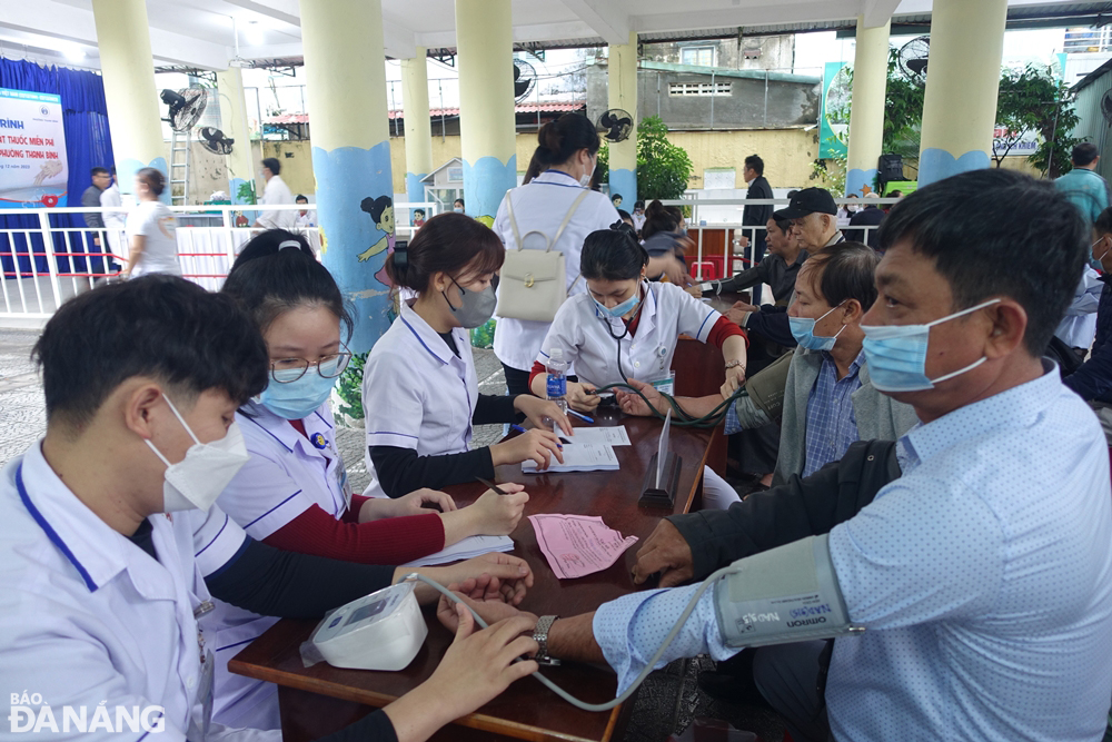 Young doctors and nurses provide free medical examination and treatment consultation at the programme. Photo: HOANG HIEP