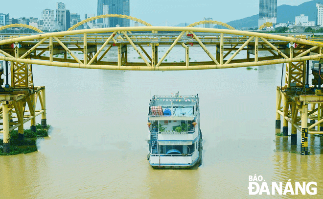 The middle spans of the bridge will be vertically raised or lowered once a day on Saturdays, Sundays and holidays between 4:00 p.m and 6:00 p.m. to serve the enjoyment needs of residents and tourists. T