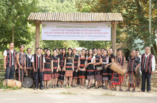 The art group of Hoa Bac Ecological Agriculture and Community Tourism Cooperative welcomes delegations representing universities across Viet Nam for visiting and learning about community tourism. Photo: The Hoa Bac Cooperative