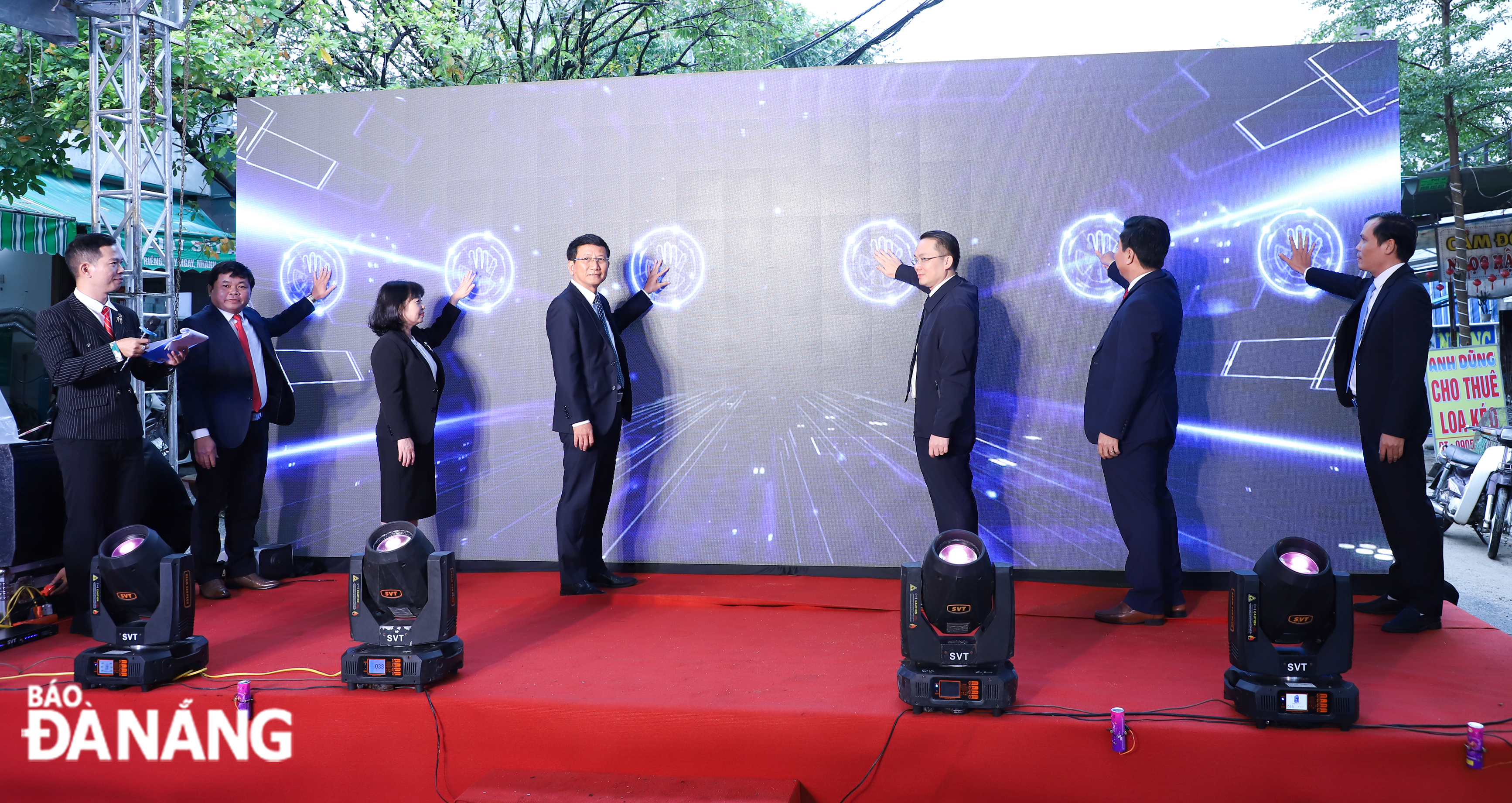 Leaders of Cam Le District and the municipal Department of Industry and Trade pressing buttons to open Ong Ich Duong cashless payment street. Photo: N.PHU