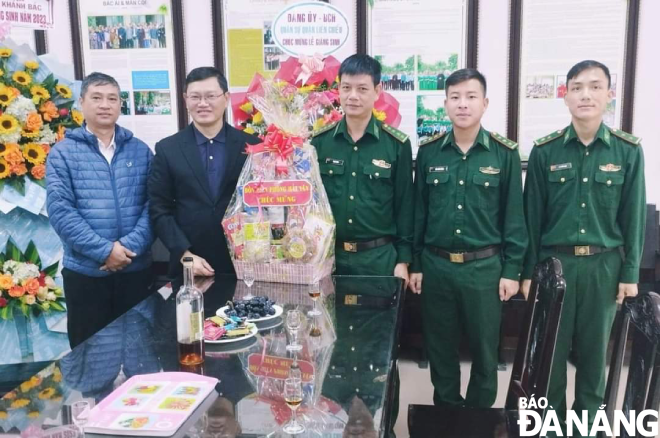 Representatives from the Hai Van Border Guard Station pays a visit to the Hoa Khanh Parish