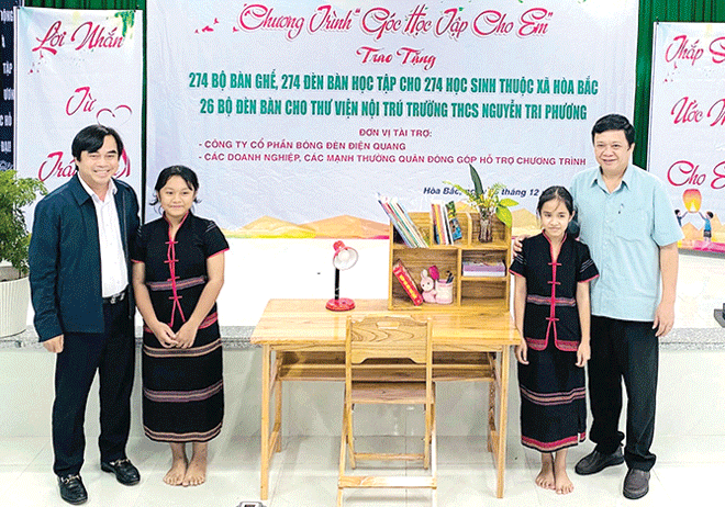 Hoa Vang District Party Committee Secretary To Van Hung (left) presenting a 