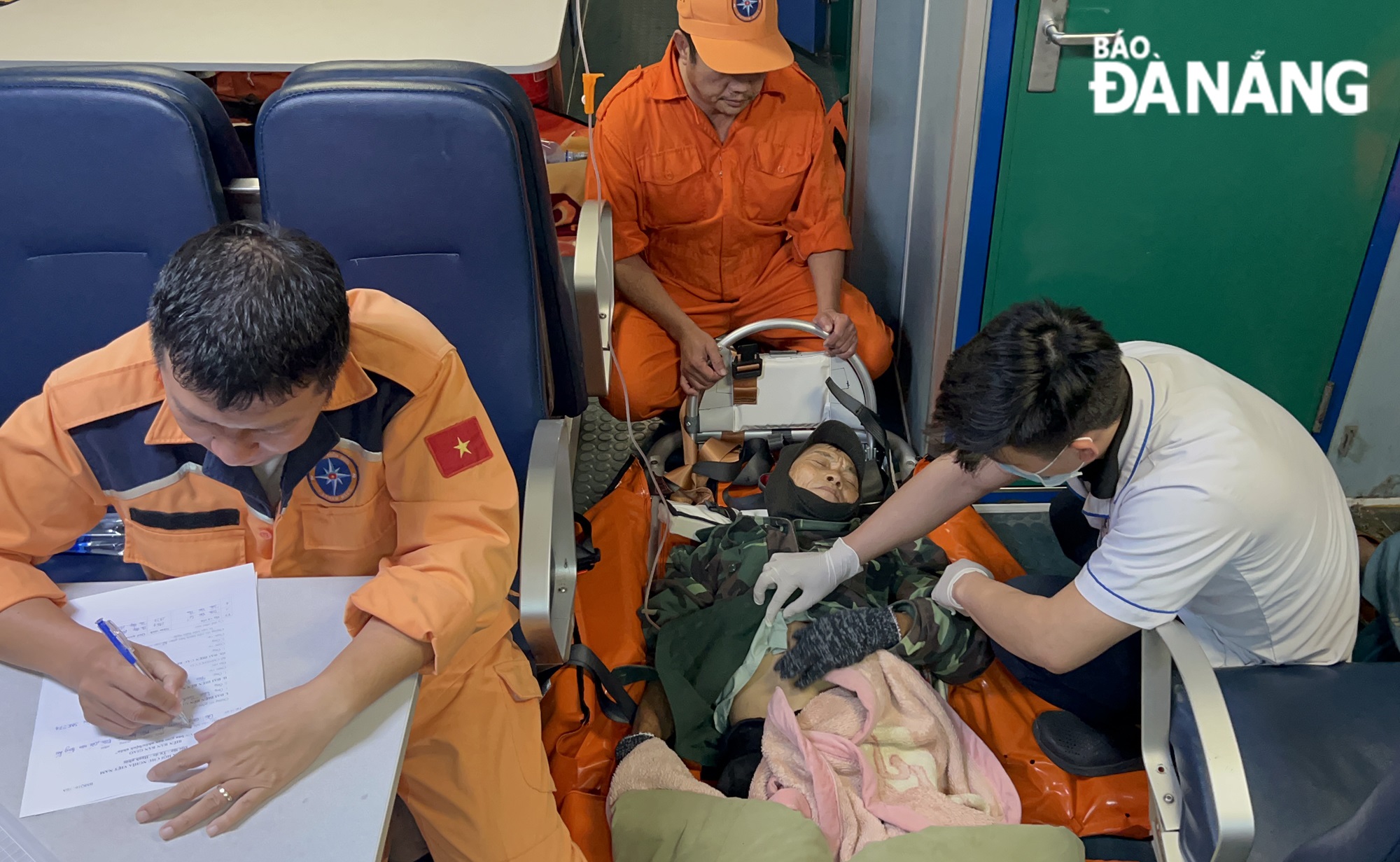 Da Nang MRCC promptly brings two patients in distress on the Cham Island to the mainland for treatment on the night of December 24. 