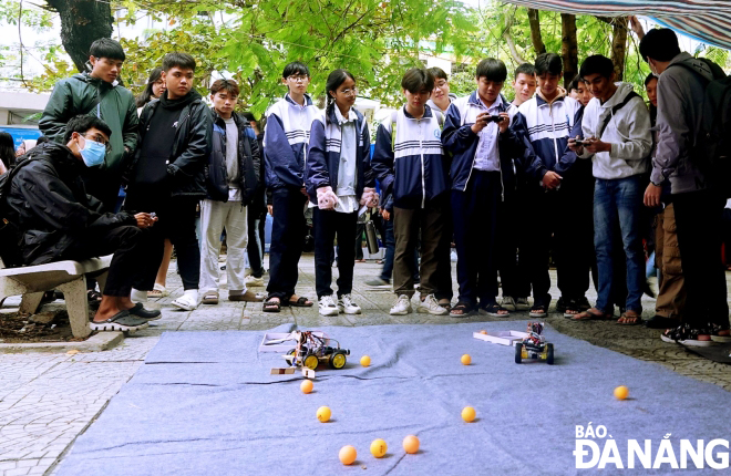 Products displayed and introduced at the exhibition attract a large number of students and senior high school pupils. Photo: NGOC HA