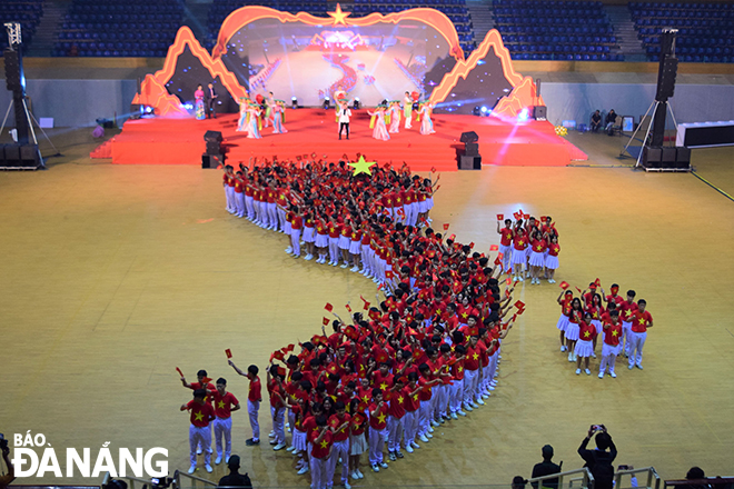 1,300 youth union members, young people, and students of Da Nang standing in shape of map of Viet Nam. Photo: P.N