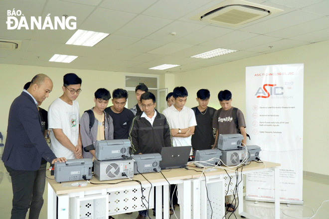 Students of the Da Nang University of Science and Technology are supported by businesses with electronic equipment for laboratories serving majors related to microchips, early November, 2023. Photo: M.Q