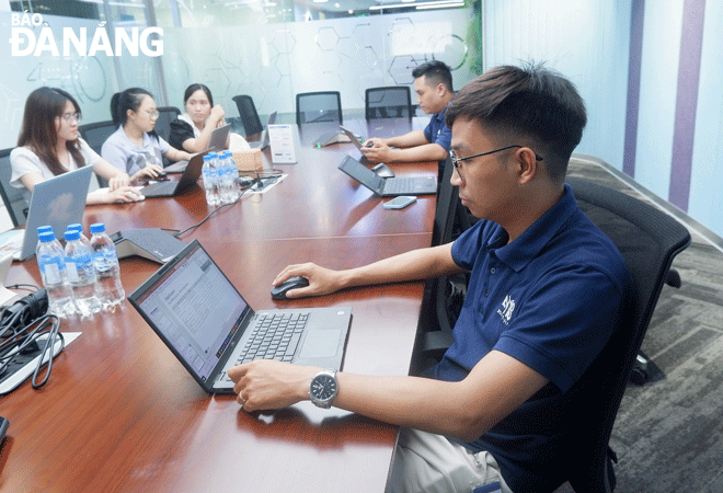  Employees at the Da Nang branch of the Synopsys Vietnam Co., Ltd. in Hai Chau District are at work. Photo: M.Q